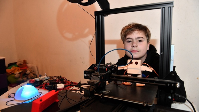 Con 11 años, es un «genio» de la electrónica y armó un taller en su habitación