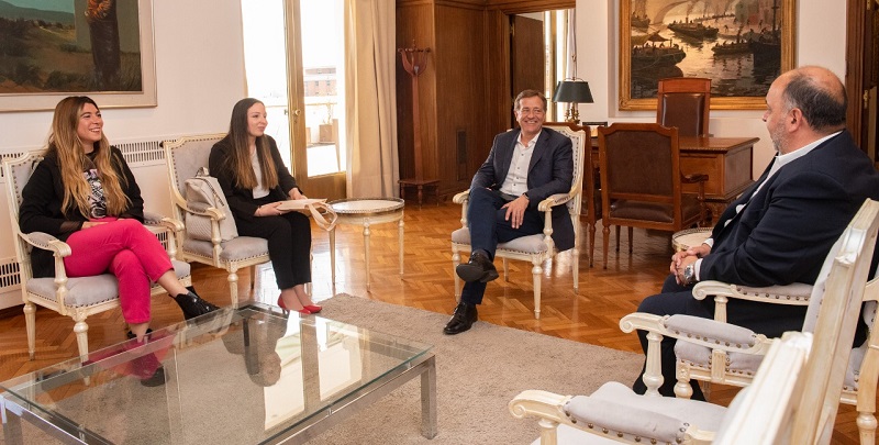 Suarez recibió a la joven empresaria mendocina que creó una app para salvar vidas y fue distinguida por la NASA