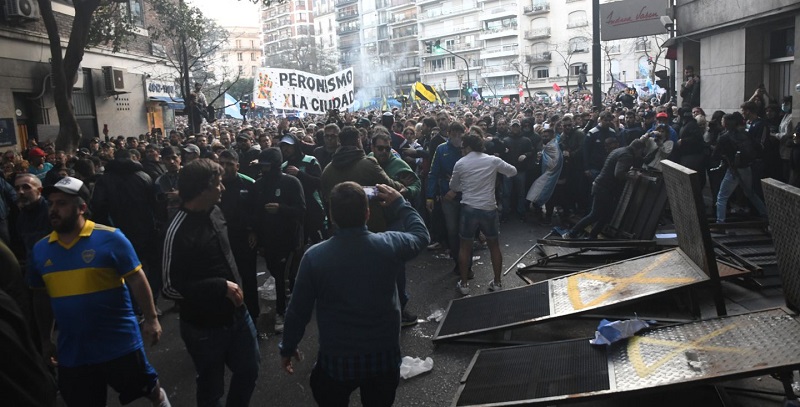 Tensión en Recoleta: manifestantes derribaron las vallas y hubo incidentes