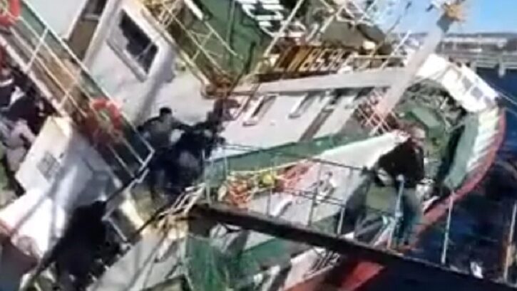 “¡Se da vuelta, se da vuelta, corran!”: la dramática evacuación de un pesquero mientras se hundía en Puerto Madryn
