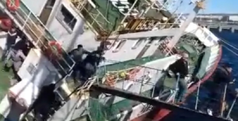“¡Se da vuelta, se da vuelta, corran!”: la dramática evacuación de un pesquero mientras se hundía en Puerto Madryn