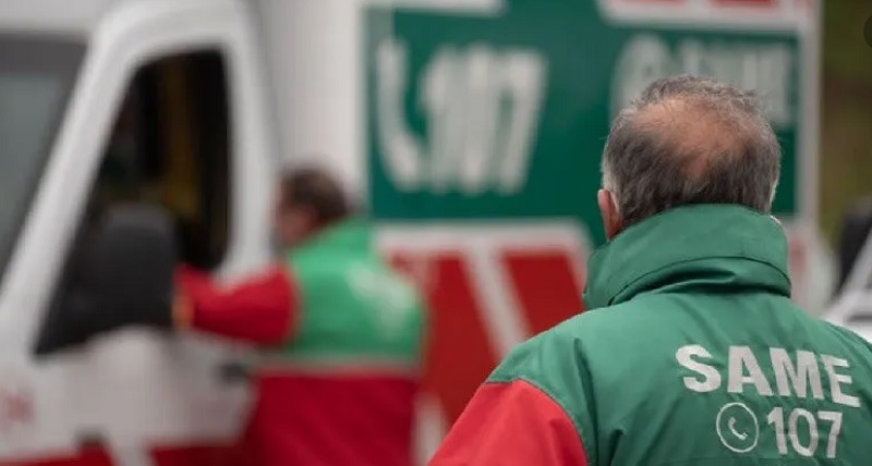 Palermo: una ambulancia que iba a atender a heridos de un choque cruzó en rojo y mató a un motociclista