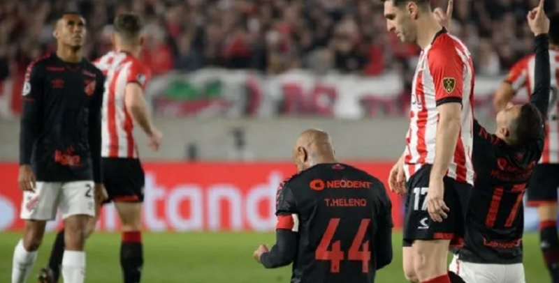 Estudiantes eliminado con Paranaense sobre el final y con polémica, ¿Otra vez el Var?