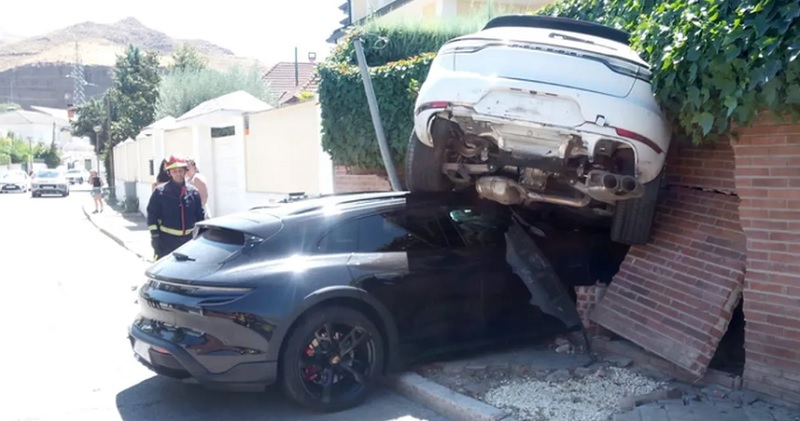 En un aparatoso accidente, una conductora chocó dos Porsche de la familia y destruyó la pared del vecino