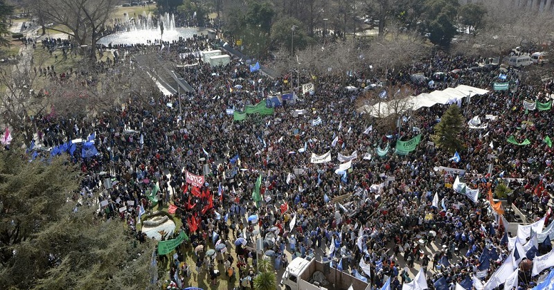 Masiva marcha docente pidió por reapertura de paritarias y “que se vaya” Thomas