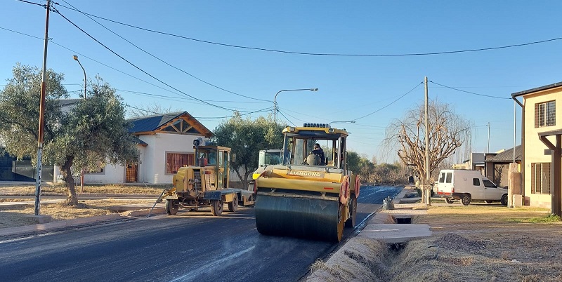 Asfaltan calle Champagnat y ahora se viene el pavimento en avenida Roca