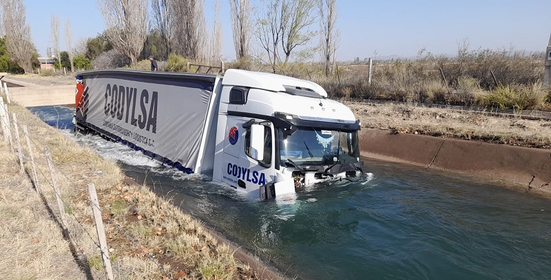 Cayó un camión al canal Marginal