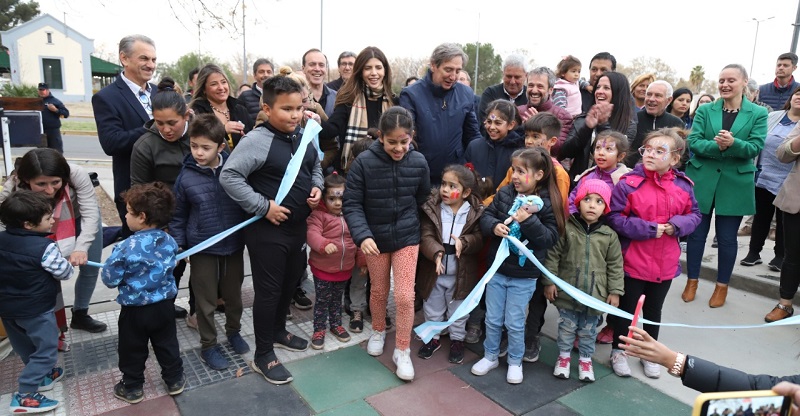 Modernos juegos infantiles en un nuevo espacio para los menores