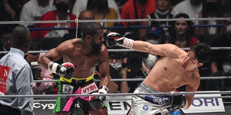 El espectacular nocaut de Floyd Mayweather ante la atenta mirada de Manny Pacquiao en su regreso al boxeo