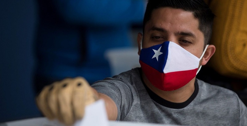 En un clima tenso, Chile vota un histórico plebiscito para reformar la Constitución de Pinochet