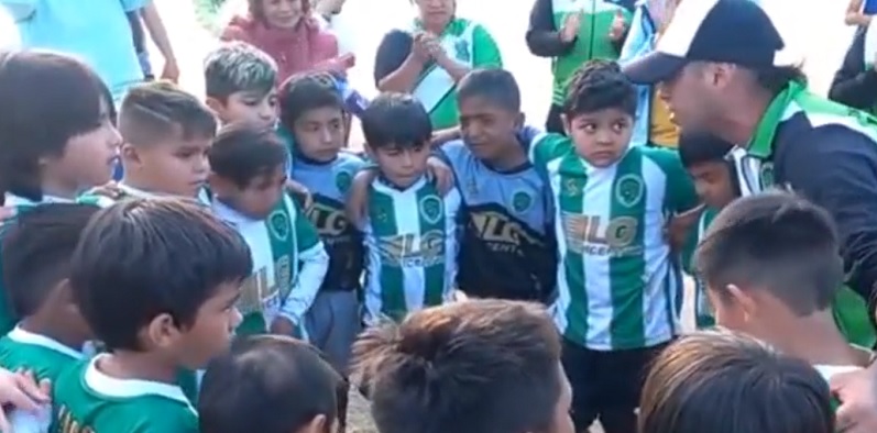 Sus alumnos perdieron la final de un torneo de fútbol y él les dio una lección con una conmovedora arenga
