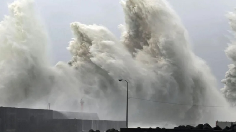 El «super tifón» Nanmadol azota Japón y obliga a evacuar a 9 millones de personas