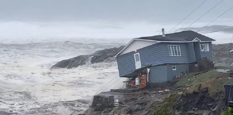 La tormenta Fiona deja casas arrastradas al mar y a miles de personas sin electricidad tras su «histórico» paso por Canadá