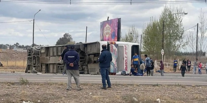 Volcó un micro que trasladaba hinchas de Boca a Mendoza: murió una mujer y hay varios heridos