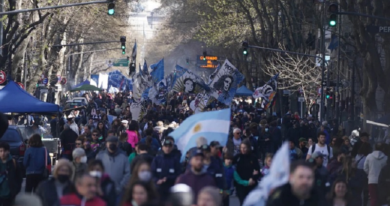 Masiva marcha en Plaza de Mayo para repudiar el atentado que sufrió Cristina Kirchner