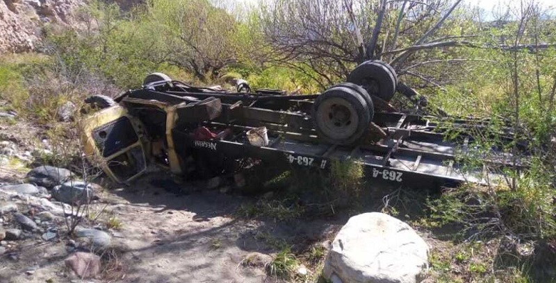 Un camión grúa cayó desde 30 metros de altura y murió el chofer en Vallecitos