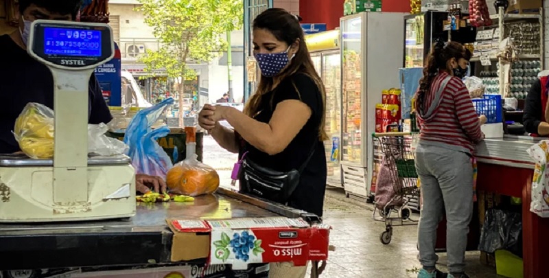 Compras pequeñas y solo de productos en oferta: las estrategias de los argentinos para enfrentar la inflación