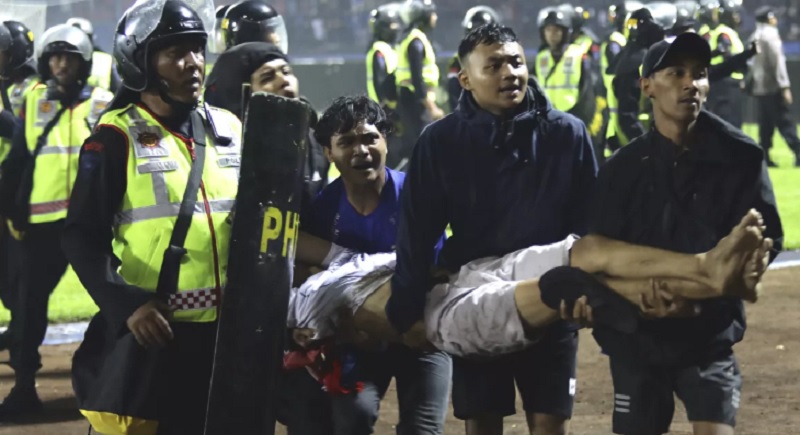 Violencia en Indonesia: murieron 125 personas tras el enfrentamiento entre la Policía y los hinchas de Arema