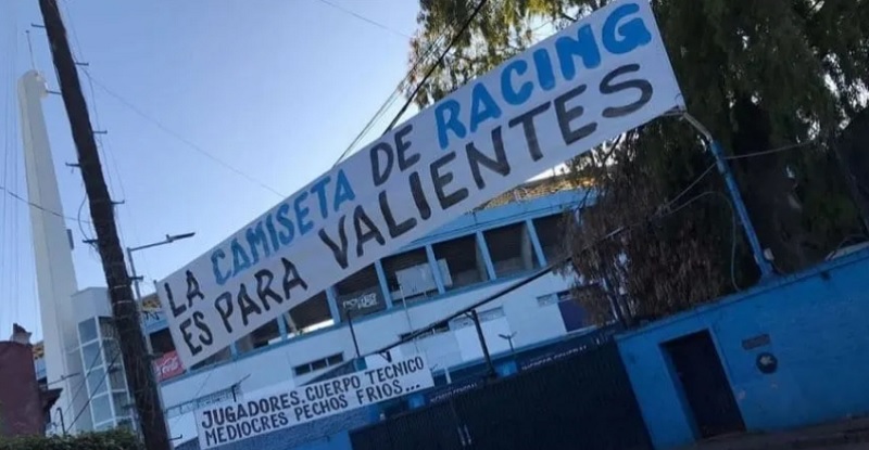 Fuertes pasacalles en Racing contra el plantel y cuerpo técnico: «Mediocres, pechos fríos»
