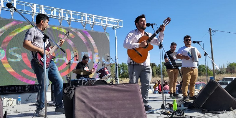 Música, danza y tarde de sol en la Villa 25 de Mayo