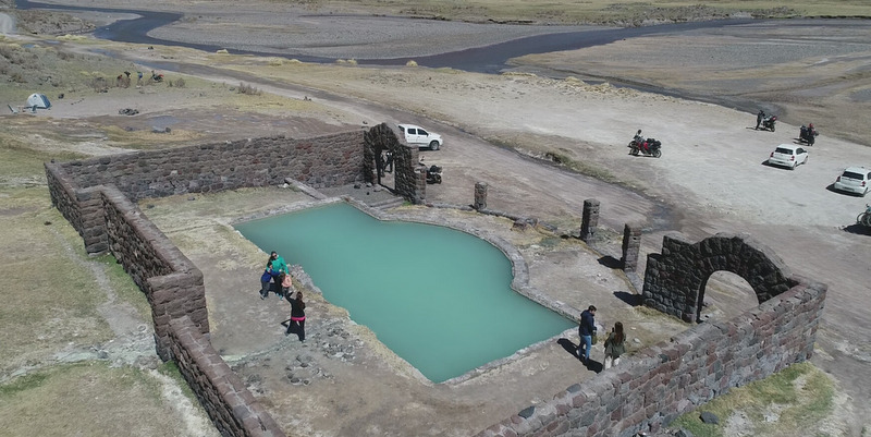 Turistas deslumbrados con el Valle de El Sosneado, la Laguna y las Termas del Hotel