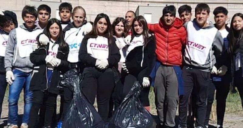 Alumnos limpiaron las costas de El Nihuil y encontraron de todo