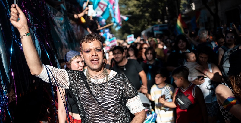 Una multitud convirtió la Plaza de Mayo en un arcoíris para celebrar la Diversidad
