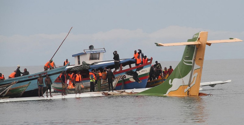 Al menos 19 personas murieron al caer un avión en un lago de Tanzania