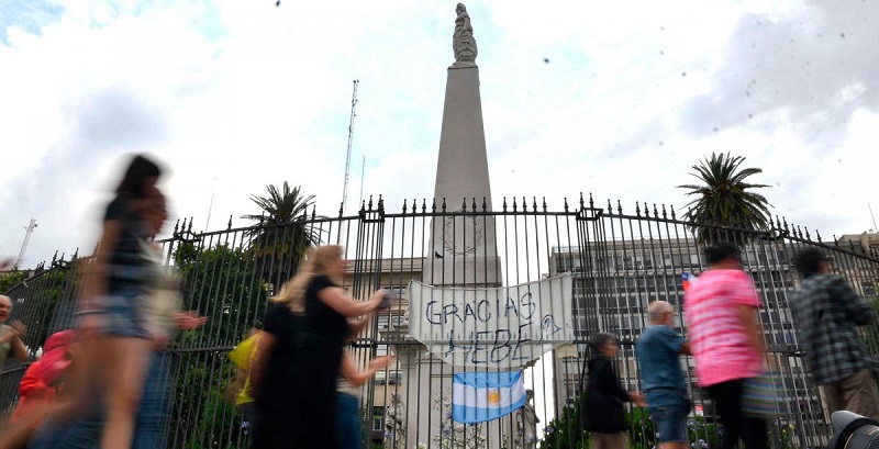Hijos despidió a Hebe con una emotiva marcha bajo la lluvia en Plaza de Mayo