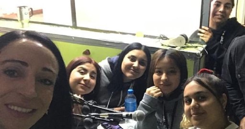 La escuela 4-100 Villa 25 de Mayo, se vincula a la comunidad con su emisora radial