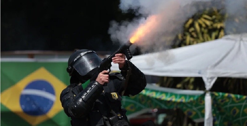 Tensión en Brasil: la policía dispersa a los bolsonaristas que mantienen más de 200 bloqueos de carreteras