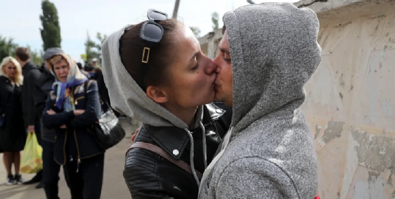 “Orgía del fin del mundo”: ante la amenaza de un ataque nuclear, en Ucrania planean una fiesta sexual masiva