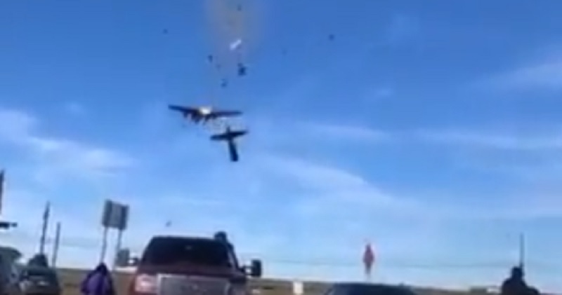 Dos aviones chocaron durante un show aéreo en Dallas