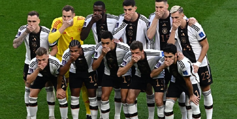 Alemania desafió a FIFA en el Mundial Qatar 2022: los jugadores se taparon la boca ante la amenaza de no poder usar el brazalete LGTB+