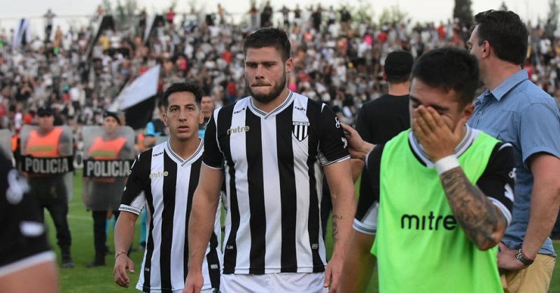 Gimnasia volvió a perder ante Estudiantes de Caseros y se despidio del ascenso