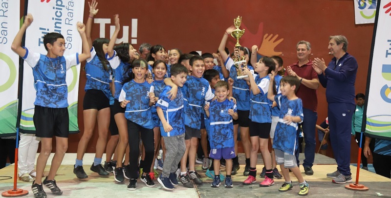 Multitudinaria premiación deportiva encabezada por el intendente Emir Félix