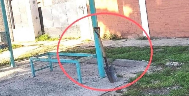 Una pala estuvo dos días en una parada de colectivos, nadie se la llevó y la foto se hizo viral