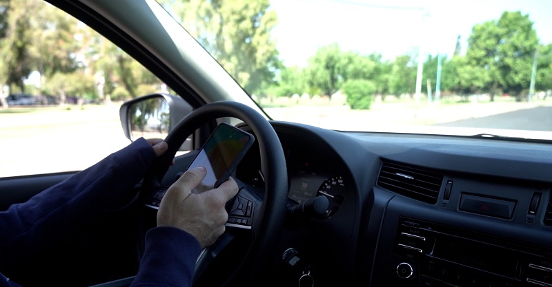 Advierten sobre lugares indebidos para viajar en un vehículo y el uso del celular al volante