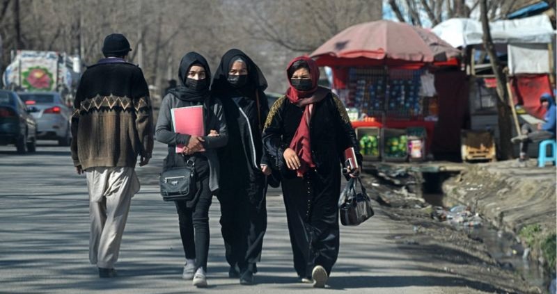 Los talibanes eliminan el acceso de las mujeres a las universidades