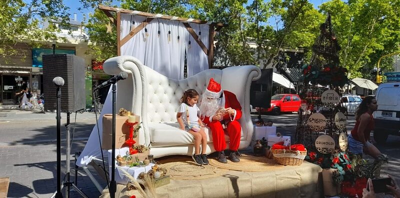Papá Noel recibe cartitas en el centro