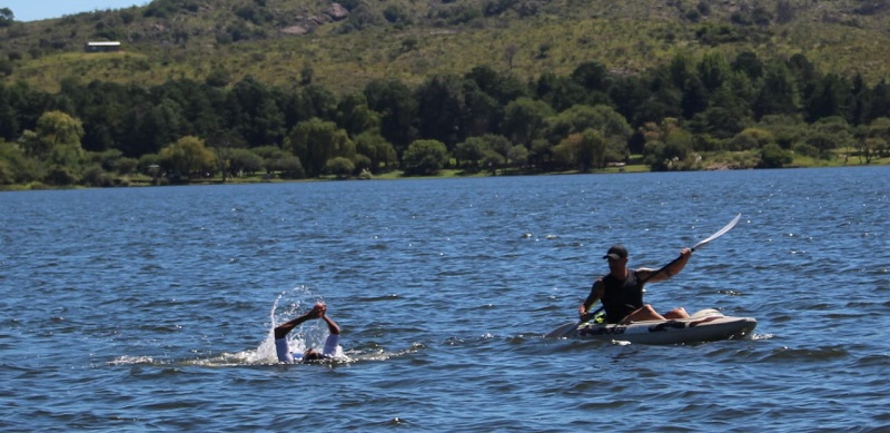 Nadador con discapacidad motriz cruzará el lago Los Reyunos