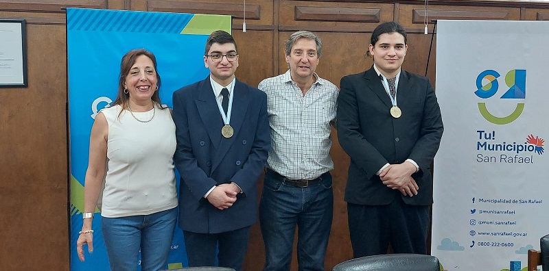 Emir Félix recibió a los alumnos destacados en la Olimpiada Nacional Electrócnica