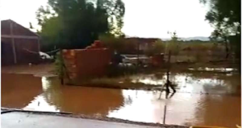El Municipio asistió a familias afectadas por la tormenta y sacó agua de viviendas
