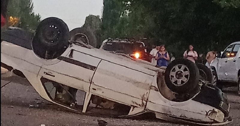 Choque y vuelco en Cuadro Benegas