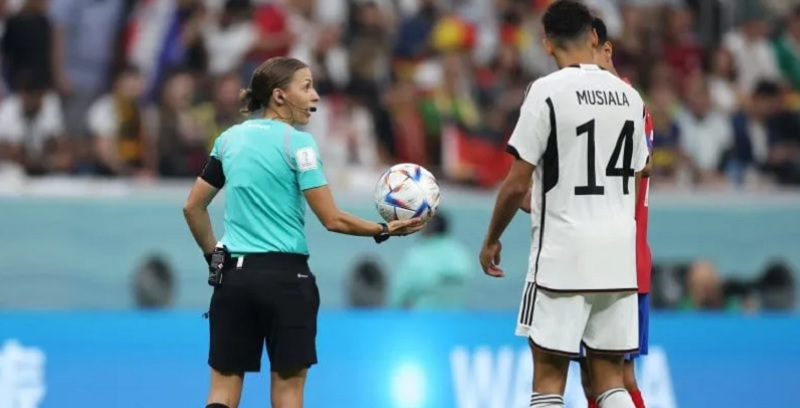 La francesa Stéphanie Frappart fue la primera mujer en dirigir un partido de Mundial