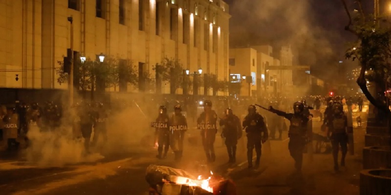 La presidenta de Perú acepta adelantar las elecciones tras las protestas que dejaron al menos dos muertos