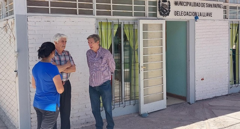 Emir Félix en La Llave: supervisando el asfaltado y destacó el plan federal de obras