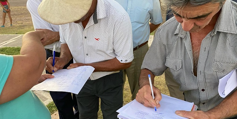 Juntan firmas para que Vialidad repare la ruta a Malvinas Sur