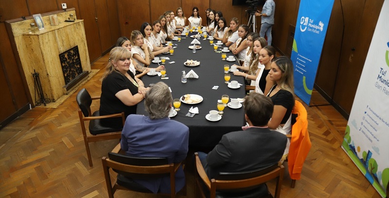 Emir Félix compartió el desayuno con las candidatas