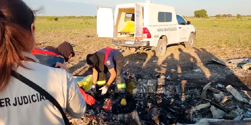 Robaron un avión en Chaco y se estrellaron en un descampado: murieron cinco personas